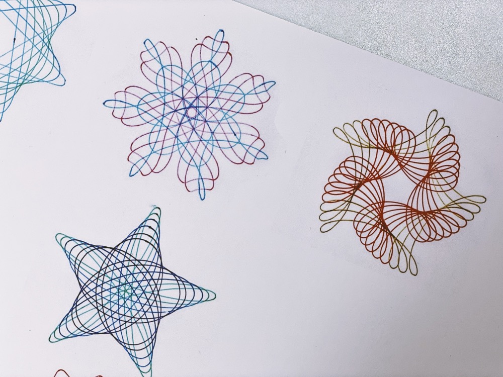 スピログラフ「もどき」で描いた模様（拡大）